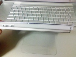 MacBookPro バッテリが膨れた写真